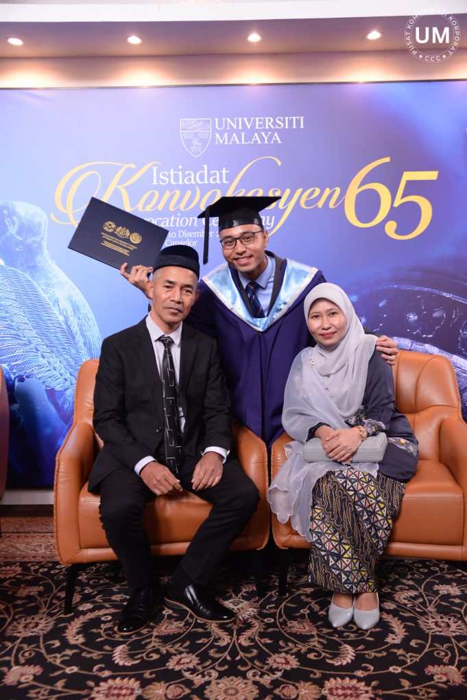 Ahmad Faiz Yazid bersama keluarganya semasa Konvokesyen UM Ke-65